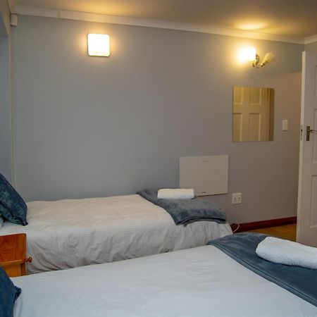 Great White Accommodation Kleinbaai Экстерьер фото