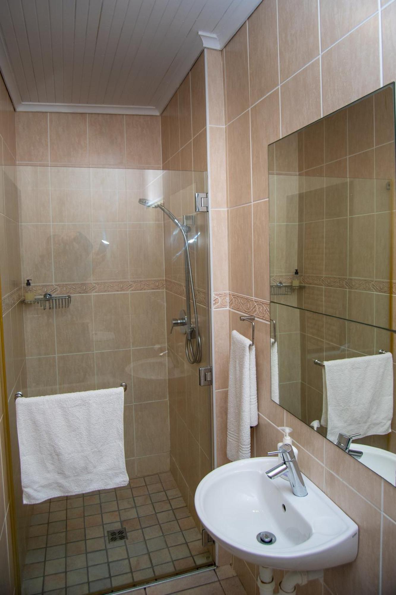 Great White Accommodation Kleinbaai Экстерьер фото
